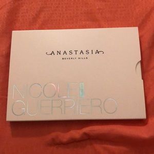 Anastasia Beverly Hills Nicole Guerrero glow kit
